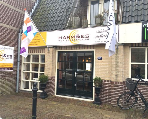 Harm & Es woningstoffering Heerhugowaard - Woningstoffering, Heerhugowaard, Vloeren, Karpetten vloeren, Laminaat vloeren, Marmoleum vloeren, Ondervloer vloeren, PVC vloeren, Tapijt vloeren, Vinyl vloeren, Raambekleding, Duette’s, Duo-rolgordijnen, Houten jaloezieën, Jaloezieën, Lamellen, Paneelgordijn, Plissé, Rolgordijnen, Vouwgordijnen, Vitrage’s, Inbetweens, Gordijnen, Vouwgordijnen, Trapbekleding, Insectenwering, Hordeuren, Inklemhorren, Raamhorren, Trapbekleding, Trap PVC, Open trap, Dichte trap,